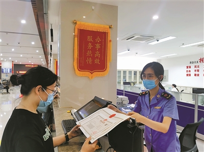 图为企业开办经办人同时领取证与照 图为企业开办经办人同时领取证与照