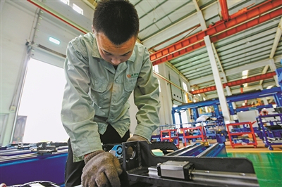 商事制度改革激发了企业活力。图为一家企业员工在焊割。 商事制度改革激发了企业活力。图为一家企业员工在焊割。