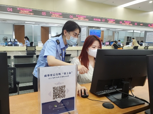 厦门市场监管工作人员指导企业“一网通办”。厦门市场监管局供图