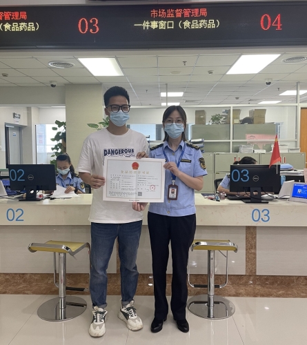 厦门市场监管部门颁发福建首张“证前指导”服务的食品经营许可证。厦门市场监管局供图